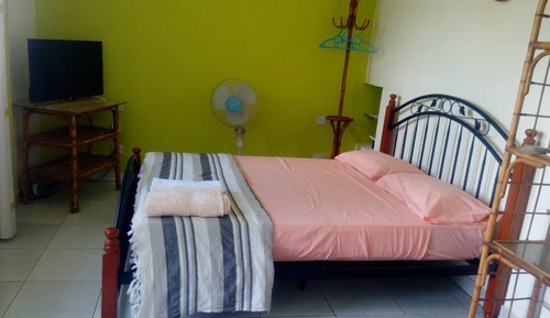 Estudio básico, 1 habitación, frigorífico y microondas