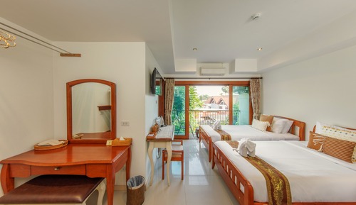 Habitación triple clásica, balcón