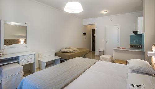Habitación triple estándar, balcón, vistas a la colina (3)