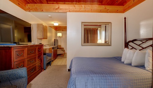 Habitación Deluxe (Two Queens Train Side, 3rd Floor)