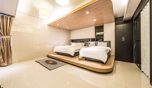 Suite (No breakfast on Sundays)