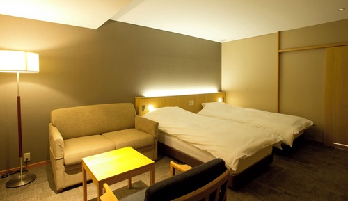 Habitación básica con 2 camas individuales, accesible para personas con discapacidad