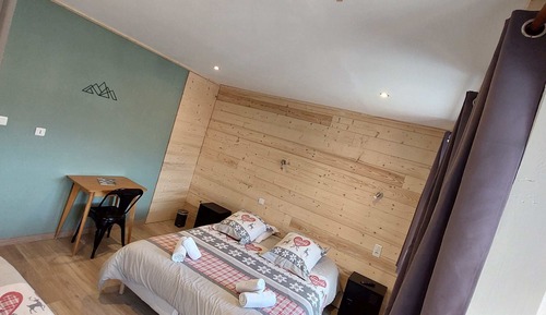 Habitación triple clásica, no fumadores, baño privado (Chambre 8 (2 pers))
