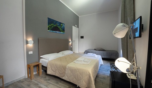Habitación estándar, 1 habitación, baño privado, en edificio anexo (piazza bovio 22)