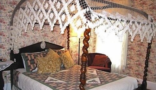Queen Room, First Floor, Full Bath 