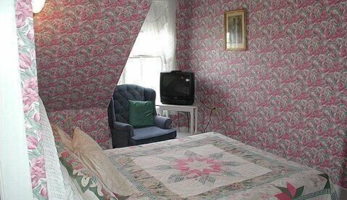 Third Floor Small Queen-bedded Room, Shower 