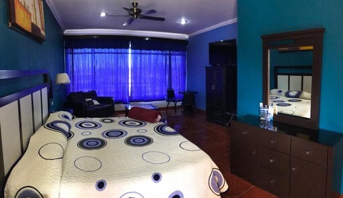 Estudio superior, 1 cama de matrimonio grande, vistas a la ciudad