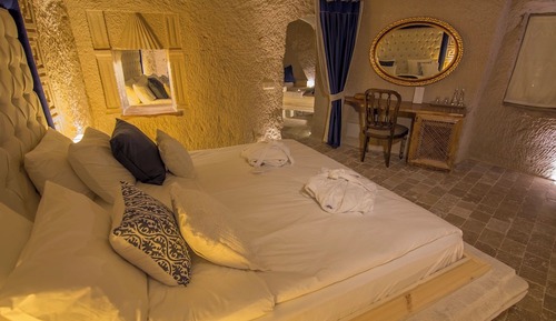 Honeymoon Deluxe Cave Suite