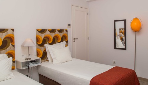 Habitación con 2 camas individuales, balcón, vistas a la montaña