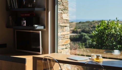 Cozy Retreat with Sea Views