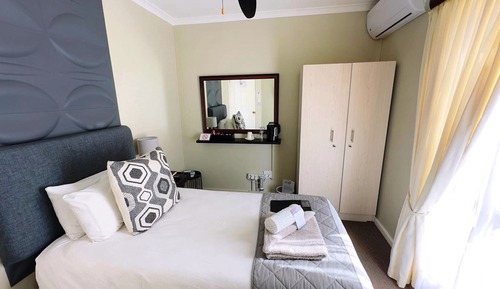 Single bed, small room 4