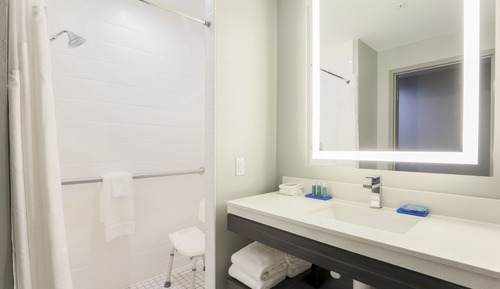 Habitación, 2 camas de matrimonio, accesible para personas con discapacidad (Roll-In Shower)