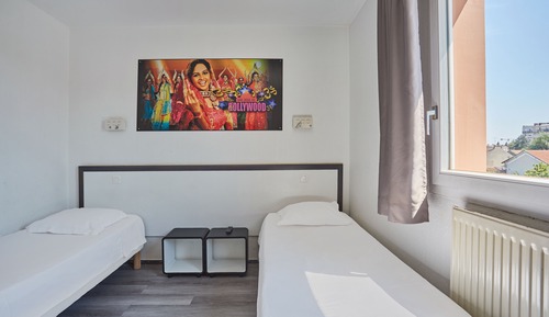 Habitación básica con 2 camas individuales