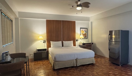 Habitación Deluxe, 1 cama de matrimonio, frigorífico y microondas, en esquina