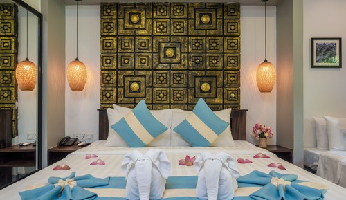 Deluxe King Room Pool Access