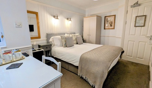 Habitación doble, baño privado (Room 4, 2nd Floor, Inland Facing)