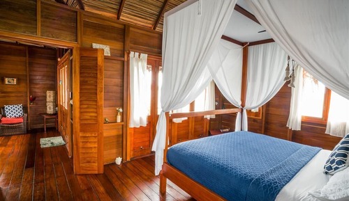 Bungalow Honeymoon Suite over the water