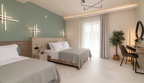 Habitación triple Deluxe, vistas a la piscina