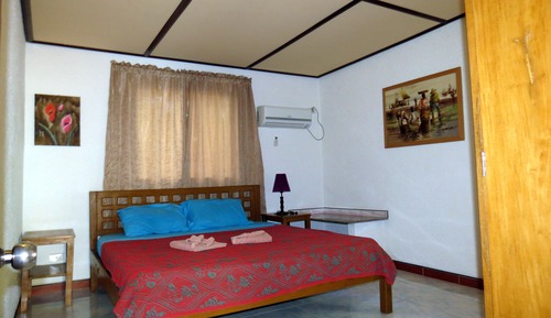 Casa Deluxe, 2 habitaciones, cocina básica, junto a la piscina