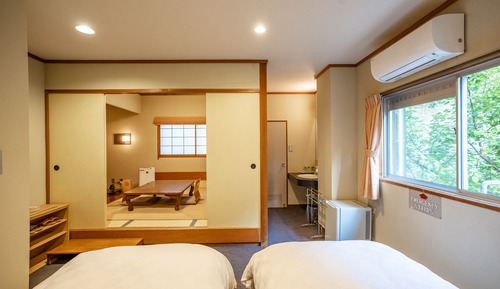 Habitación básica con 2 camas individuales