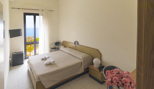 Habitación estándar doble de uso individual, 1 cama doble o 2 individuales, balcón, frente al mar