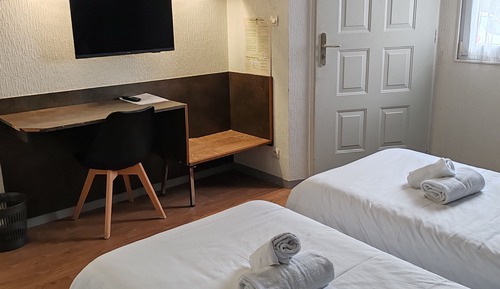 Habitación básica con 2 camas individuales