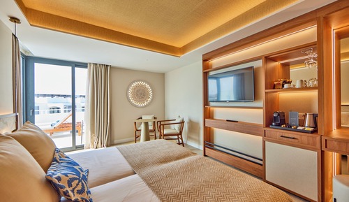 Suite junior, terraza, vistas parciales al mar