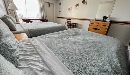 Habitación cuádruple económica, 2 camas dobles, baño privado, vistas al río