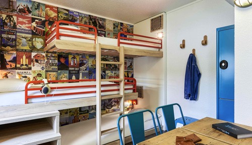 Habitación, varias camas