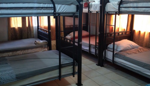 Dormitorio compartido, baño compartido