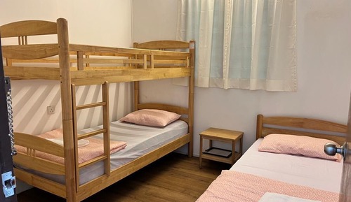 Habitación triple estándar, varias camas, baño compartido, vistas a la montaña