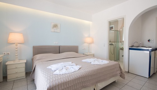 Habitación clásica con 1 cama doble o 2 individuales, vistas parciales al mar