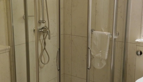 Habitación con 1 cama doble o 2 individuales, baño privado