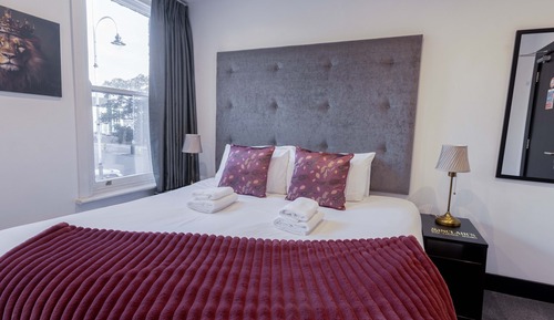 Habitación superior con 1 cama doble o 2 individuales, baño privado