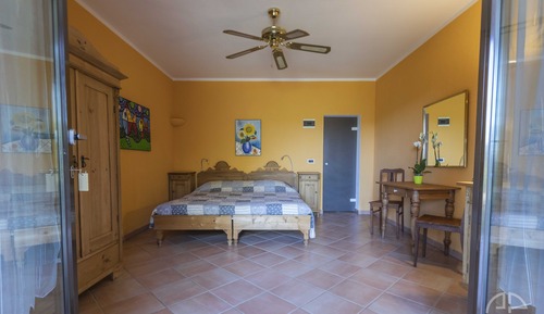 Habitación con 1 cama doble o 2 individuales, vistas al lago
