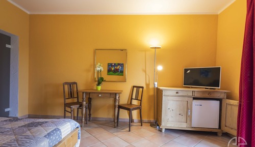 Habitación con 1 cama doble o 2 individuales, vistas al jardín