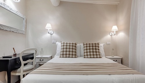 Habitación básica doble, 1 cama doble, no fumadores (small double 11 sq m2 Dante Alighieri)