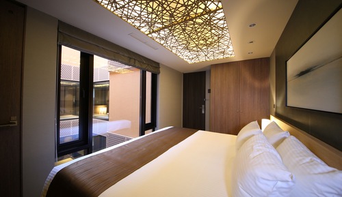 Habitación con 1 cama doble o 2 individuales, 1 cama de matrimonio grande (Inward facing window)