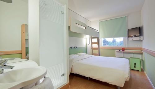 Habitación con 2 camas individuales, 3 camas individuales