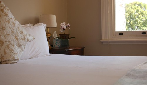 King Bedded Room with Bath/Shower