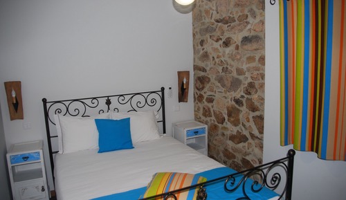 Casa, 2 habitaciones, cocina básica, en la zona del patio (Casa da Tia)