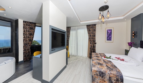 Magnaura Palace Suite, With Jacuzzi and Large Terrace