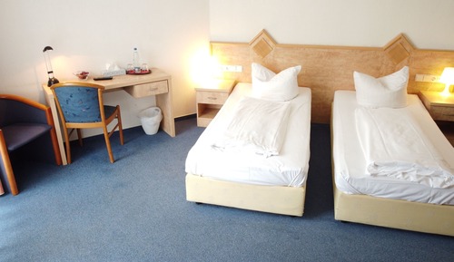 Habitación básica con 1 cama doble o 2 individuales, baño privado