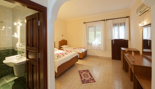 Habitación triple Confort, junto a la piscina
