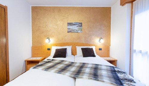 Habitación superior con 1 cama doble o 2 individuales, vistas a la montaña