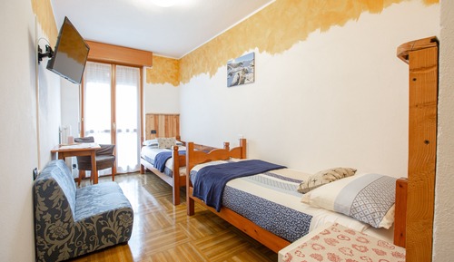 Habitación estándar con 2 camas individuales, vistas a la montaña