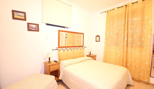 Habitación con 1 cama doble o 2 individuales, vistas al jardín