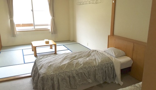 Habitación básica, varias camas, vistas a la montaña