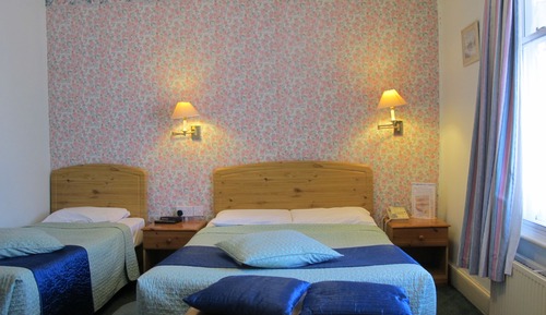 Habitación familiar, varias camas, baño privado