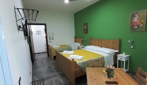 Habitación triple, vistas al patio
